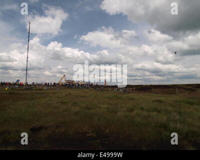 Holmforth, UK. 6. Juli 2014. Tag zwei der Tour de France 2014 in Yorkshire. Kundenansturm bei der "Cote de Holme Moss', das Radfahrer-Rennen in Derbyshire bevor Sie sich für Sheffield zu sehen. Sechzigtausend Menschen berichtet, haben gewandert und radelten auf 530m Sumit über Holmfirth, West Yorkshire mit Polizei, lokalen Bergrettung und Tour-Hersteller anwesend. Bildnachweis: M Kyle/Alamy Live-Nachrichten Stockfoto