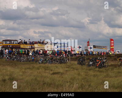 Holmforth, UK. 6. Juli 2014. Tag zwei der Tour de France 2014 in Yorkshire. Kundenansturm bei der "Cote de Holme Moss', das Radfahrer-Rennen in Derbyshire bevor Sie sich für Sheffield zu sehen. Sechzigtausend Menschen berichtet, haben gewandert und radelten auf 530m Sumit über Holmfirth, West Yorkshire mit Polizei, lokalen Bergrettung und Tour-Hersteller anwesend. Bildnachweis: M Kyle/Alamy Live-Nachrichten Stockfoto