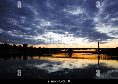 Brücke in der Nacht und in das Wasser zum Ausdruck kommt. Swietokrzystki Brücke. Stockfoto