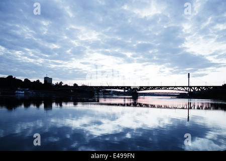 Brücke in der Nacht und in das Wasser zum Ausdruck kommt. Swietokrzystki Brücke. Stockfoto