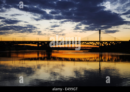 Brücke in der Nacht und in das Wasser zum Ausdruck kommt. Swietokrzystki Brücke. Stockfoto