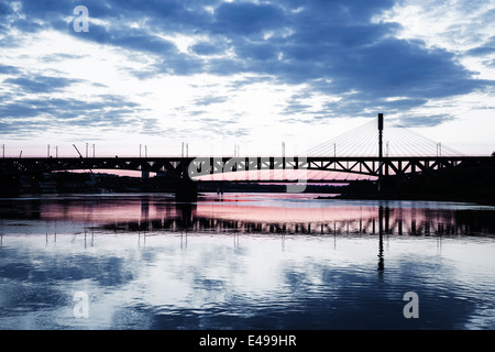 Brücke in der Nacht und in das Wasser zum Ausdruck kommt. Swietokrzystki Brücke. Stockfoto