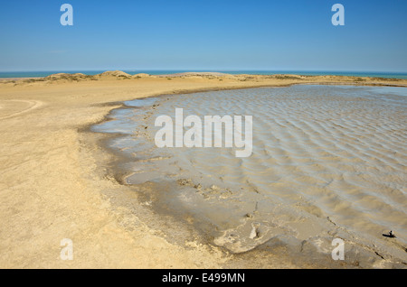 Naturteich, bekannt für die heilende Wirkung in der Nähe von Schlamm Vulkane Website, Kaspischen Meer am Horizont, Qobustan, Abseron Halbinsel, Aserbaidschan Stockfoto