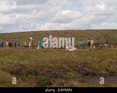 Holmforth, UK. 6. Juli 2014. Tag zwei der Tour de France 2014 in Yorkshire. Kundenansturm bei der "Cote de Holme Moss', das Radfahrer-Rennen in Derbyshire bevor Sie sich für Sheffield zu sehen. Sechzigtausend Menschen berichtet, haben gewandert und radelten auf 530m Sumit über Holmfirth, West Yorkshire mit Polizei, lokalen Bergrettung und Tour-Hersteller anwesend. Bildnachweis: M Kyle/Alamy Live-Nachrichten Stockfoto