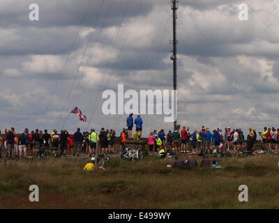 Holmforth, UK. 6. Juli 2014. Tag zwei der Tour de France 2014 in Yorkshire. Kundenansturm bei der "Cote de Holme Moss', das Radfahrer-Rennen in Derbyshire bevor Sie sich für Sheffield zu sehen. Sechzigtausend Menschen berichtet, haben gewandert und radelten auf 530m Sumit über Holmfirth, West Yorkshire mit Polizei, lokalen Bergrettung und Tour-Hersteller anwesend. Bildnachweis: M Kyle/Alamy Live-Nachrichten Stockfoto