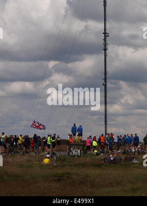 Holmforth, UK. 6. Juli 2014. Tag zwei der Tour de France 2014 in Yorkshire. Kundenansturm bei der "Cote de Holme Moss', das Radfahrer-Rennen in Derbyshire bevor Sie sich für Sheffield zu sehen. Sechzigtausend Menschen berichtet, haben gewandert und radelten auf 530m Sumit über Holmfirth, West Yorkshire mit Polizei, lokalen Bergrettung und Tour-Hersteller anwesend. Bildnachweis: M Kyle/Alamy Live-Nachrichten Stockfoto