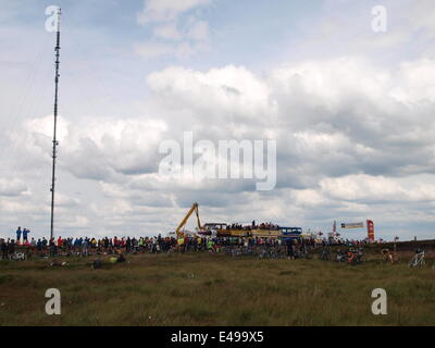 Holmfirth, UK. 6. Juli 2014. Tag zwei der Tour de France 2014 in Yorkshire. Kundenansturm bei der "Cote de Holme Moss', das Radfahrer-Rennen in Derbyshire bevor Sie sich für Sheffield zu sehen. Sechzigtausend Menschen berichtet, haben gewandert und radelten 524m Sumit über Holmfirth, West Yorkshire mit Polizei, lokalen Bergrettung und Tour-Hersteller anwesend. Bildnachweis: M Kyle/Alamy Live-Nachrichten Stockfoto