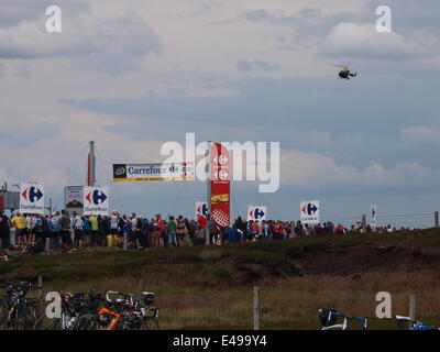 Holmfirth, UK. 6. Juli 2014. Tag zwei der Tour de France 2014 in Yorkshire. Kundenansturm bei der "Cote de Holme Moss', das Radfahrer-Rennen in Derbyshire bevor Sie sich für Sheffield zu sehen. Sechzigtausend Menschen berichtet, haben gewandert und radelten 524m Sumit über Holmfirth, West Yorkshire mit Polizei, lokalen Bergrettung und Tour-Hersteller anwesend. Bildnachweis: M Kyle/Alamy Live-Nachrichten Stockfoto