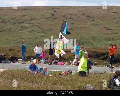 Holmfirth, UK. 6. Juli 2014. Tag zwei der Tour de France 2014 in Yorkshire. Kundenansturm bei der "Cote de Holme Moss', das Radfahrer-Rennen in Derbyshire bevor Sie sich für Sheffield zu sehen. Sechzigtausend Menschen berichtet, haben gewandert und radelten 524m Sumit über Holmfirth, West Yorkshire mit Polizei, lokalen Bergrettung und Tour-Hersteller anwesend. Bildnachweis: M Kyle/Alamy Live-Nachrichten Stockfoto