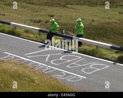 Holmfirth, UK. 6. Juli 2014. Tag zwei der Tour de France 2014 in Yorkshire. Kundenansturm bei der "Cote de Holme Moss', das Radfahrer-Rennen in Derbyshire bevor Sie sich für Sheffield zu sehen. Sechzigtausend Menschen berichtet, haben gewandert und radelten 524m Sumit über Holmfirth, West Yorkshire mit Polizei, lokalen Bergrettung und Tour-Hersteller anwesend. Bildnachweis: M Kyle/Alamy Live-Nachrichten Stockfoto