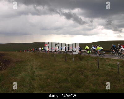 Holmforth, UK. 6. Juli 2014. Tag zwei der Tour de France 2014 in Yorkshire. Kundenansturm bei der "Cote de Holme Moss', das Radfahrer-Rennen in Derbyshire bevor Sie sich für Sheffield zu sehen. Sechzigtausend Menschen berichtet, haben gewandert und radelten 524m Sumit über Holmfirth, West Yorkshire mit Polizei, lokalen Bergrettung und Tour-Hersteller anwesend. Bildnachweis: M Kyle/Alamy Live-Nachrichten Stockfoto