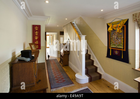 Flur der selbstgebauten Haus auf Kunsthandwerk Prinzipien mit C.A Voysey inspirierte Treppe Stockfoto