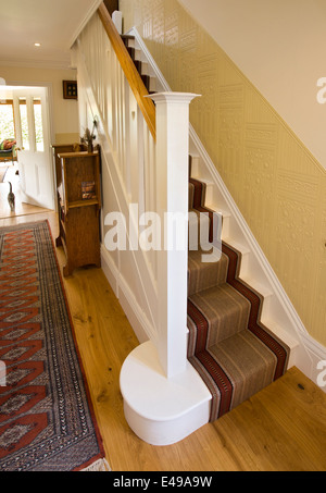 Haus Innenräume, selbst gebautes Haus auf Kunsthandwerk Prinzipien entworfen inspiriert C.A Voysey Treppe Stockfoto