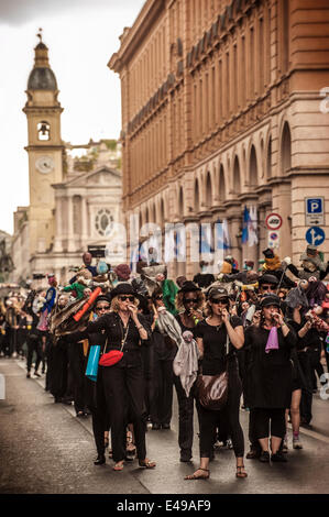 Turin, Italien. 6. Juli 2014. Ausgehend von der Piazza S. Carlo.Torino Tanzfestival, begann im Jahr 2014 mit der Biennale De La Danse in Lyon und ein großes Gemeinschaftsprojekt im Mittelpunkt dieses Berichts, der Defilè, einer großen Parade, die alle zwei Jahre öffnet die Biennale De La Danse in Lyon. Defilè zwischen 5 000 und 6 Tausend nicht-professionellen Tänzern teilnehmen und zum ersten Mal die Veranstaltung statt findet in Italien. Bei der Parade werden manipuliert über 600 Puppen und Marionetten, von den Teilnehmern Credit: wirklich Easy Star/Alamy Live News Stockfoto