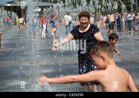 Moskau, Russland. 6. Juli 2014. Menschen, die genießen des ungewöhnlich warmen Wetter in Moskau, Russland. Bildnachweis: Nikolay Vinokurov/Alamy Live-Nachrichten Stockfoto