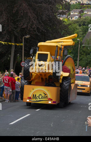 Greeetland, UK. 6. Juli 2014. Mc Cain Fahrzeug während die Weitergabe von der Werbekarawane Hullen Rand Spur während der Phase 2 der Le Tour de France am 6. Juli 2014 in Halifax, Großbritannien. Bildnachweis: Christopher Smith/Alamy Live News Stockfoto