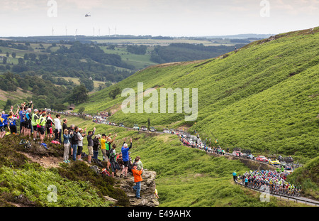 Die Tour De France Peloton durchläuft Kex Gill, Blubberhouses, North Yorkshire, am zweiten Tag des Rennens. Stockfoto