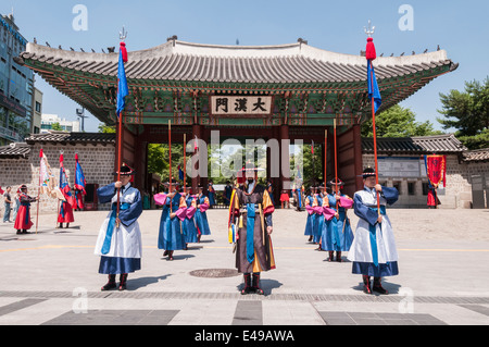 Die Wachablösung am Deoksugung Palast, die Wachablösung, Seoul, Südkorea; Sumunjang/Chamha führt eine Parade der Wachen Stockfoto