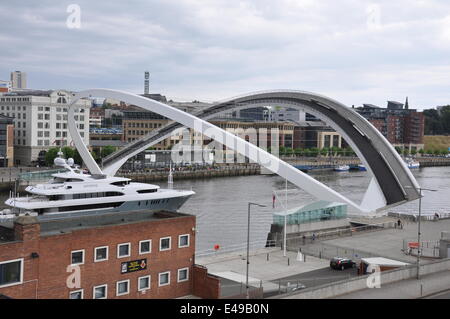 Newcastle Upon Tyne, UK. 6. Juli 2014. Bei 09:05 wurde die Gateshead Millennium Bridge angehoben, um die $ 50 Millionen-Yacht souverän seinen Liegeplatz im Yachthafen Newcastle Stadt weiterhin auf seiner Kreuzfahrt nach Skandinavien und den baltischen Regionen verlassen können. Spekulation ist reich, denen die Cayman Islands registrierte Schiff gehört. Bildnachweis: Topspec/Alamy Live-Nachrichten Stockfoto