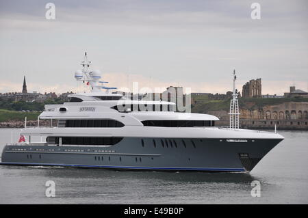 Newcastle Upon Tyne, UK. 6. Juli 2014. 10:27 am 6. Juli verlässt die erste Superyacht, besuchen die Tyne Tynemouth um ihre Kreuzfahrt nach Skandinavien und den baltischen Regionen mit seinem geheimnisvollen Besitzer an Bord Credit fortzusetzen: Topspec/Alamy Live-Nachrichten Stockfoto