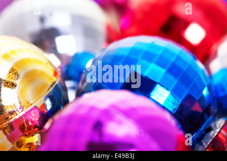 Bunte Weihnachtskugeln auf einem weißen Hintergrund isoliert Stockfoto