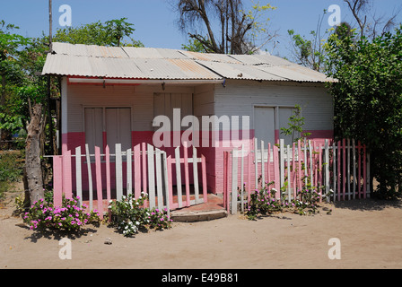 Ein typisch karibischen Stilhaus, hell lackiert mit einem Zaun vor Stockfoto
