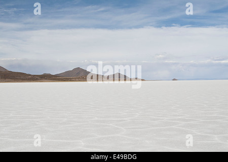 Der Salar de Uyuni ist die größte Salzwüste der Welt kontinuierlich, mit einer Fläche von 10.582 km ² Stockfoto