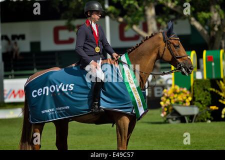 Calgary, Alberta, Kanada. 6. Juli 2014. Engel Karolyi (VEN) und der 12 Jahre alte Kastanie Wallach, Indiana 127, für ihre doppelte klaren Sieg im $210K Cenovus Energy klassische Derby Credit: Nicolae Mihesan/Alamy Live News Stockfoto