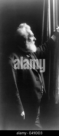 Alexander Graham Bell, Dreiviertel Länge Porträt, stehend, Verkleidung rechts vom Fenster, ca. 1902 Stockfoto