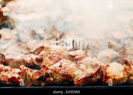 Gegrilltes mariniertes Kaukasus Grill Fleisch Schaschlik (Schaschlik) Schwein Fleisch grillen auf Metall Spieß, Nahaufnahme Stockfoto