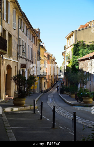 Traditionelle schmale Straße in Frankreich mit Kopfsteinpflaster Entwässerungsrinne im Zentrum. Stockfoto