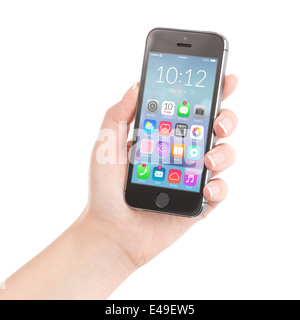 Weibliche Hand hält Schwarz Smartphone mit bunten Applikations-Icons auf dem Bildschirm zu isoliert auf weißem Hintergrund. Hohe Qualität. Stockfoto