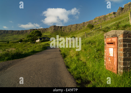 Lageorna und eine alte rot GR-Briefkasten am Cleadale, der Insel Eigg, Inneren Hebriden, Schottland Stockfoto
