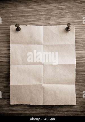 gefaltete Notizpapier auf hölzernen Hintergrund Stockfoto