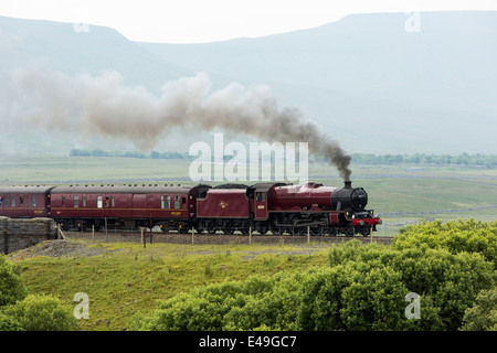 LMS Jubilee Klasse 45699 "Galatea" Überquerung der Ribblehead-Viadukt, North Yorkshire Stockfoto