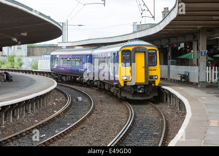 Diesel Multiple Unit (DMU) Klasse 156 von Northern Rail in Carnforth Station, Lancashire betrieben Stockfoto