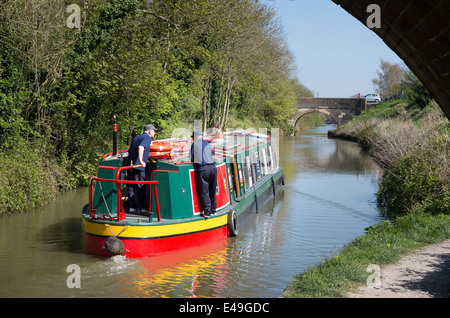 Schmale Touristenboot auf dem Kennet und Avon Kanal in Devizes, UK Stockfoto