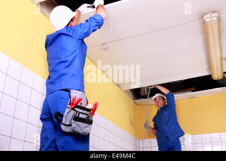 Zwei Elektriker-Inspektion-Deckenplatten Stockfoto