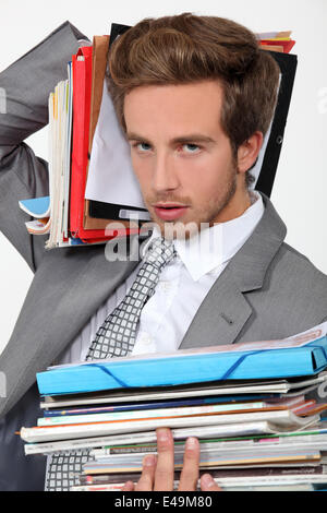 Mann überwältigt von Dateien Stockfoto
