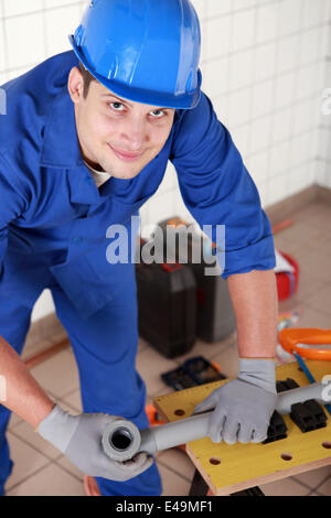 Klempner Vorbereitung Rohr auf Werkbank Stockfoto