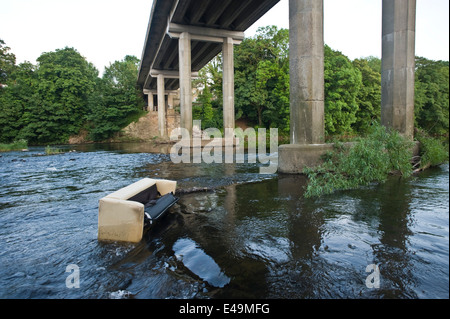 Schlafsofa in River Wye Hay-on-Wye Powys Wales UK von Hay Brücke geworfen Stockfoto