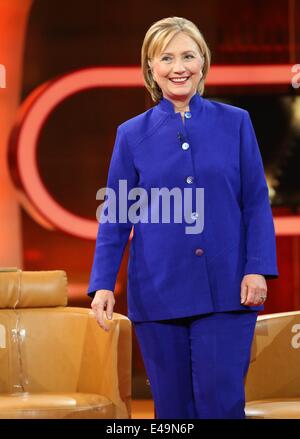 Ehemalige United States Secretary Of State und US-Senator Hillary Diane Rodham Clinton in einem Interview anlässlich der deutschen Talkshow "Guenther Jauch" in Berlin. Am 6. Juli 2014. / picture Alliance Stockfoto