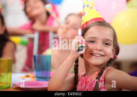 Junges Mädchen bei einem Kindergeburtstag Stockfoto