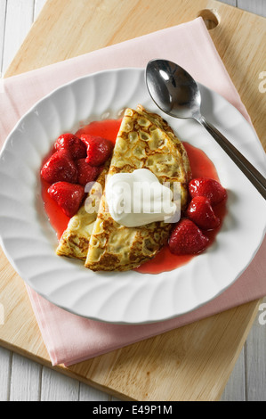 Erdbeer Pfannkuchen mit Sahne Stockfoto