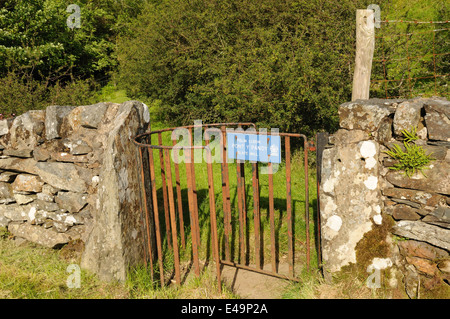 Alte rostige Tor zum verlassenen Ty Mawr Slate Mill Cwmystradlyn Snowdonia National Park Großbritannien Wales Cymru UK GB Stockfoto