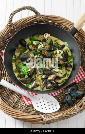 Moules Marinera. Muscheln in Wein, Sahne und Knoblauch-Sauce. Stockfoto