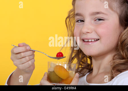 Mädchen mit einem Glas Obstsalat Stockfoto