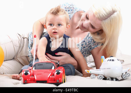 Kleiner Junge mit ferngesteuertes Auto Stockfoto