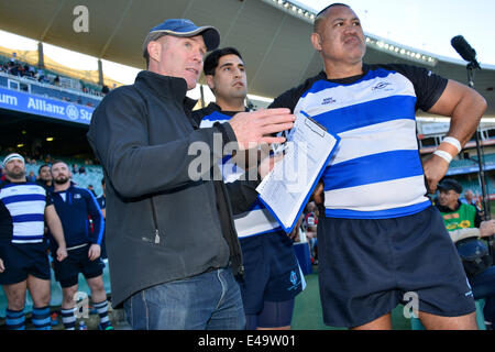 Sydney, Australien. 6. Juli 2014. Sydney Convicts Coach Lastminute Anweisungen behält sich vor, für historische Spiel gegen Macquarie University in der Allianz-Stadion los. Bildnachweis: MediaServicesAP/Alamy Live-Nachrichten Stockfoto