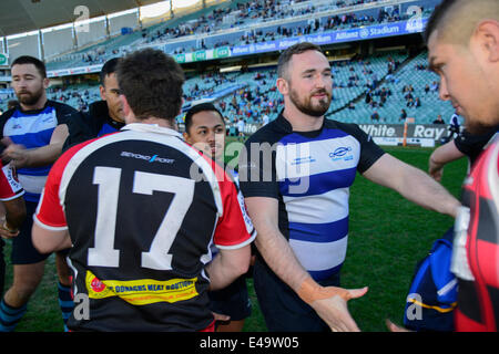 Sydney, Australien. 6. Juli 2014. Vollzeit-Glückwünsche für Sydney Convicts Spieler im historischen Spiel gegen Macquarie University in der Allianz-Stadion. Bildnachweis: MediaServicesAP/Alamy Live-Nachrichten Stockfoto